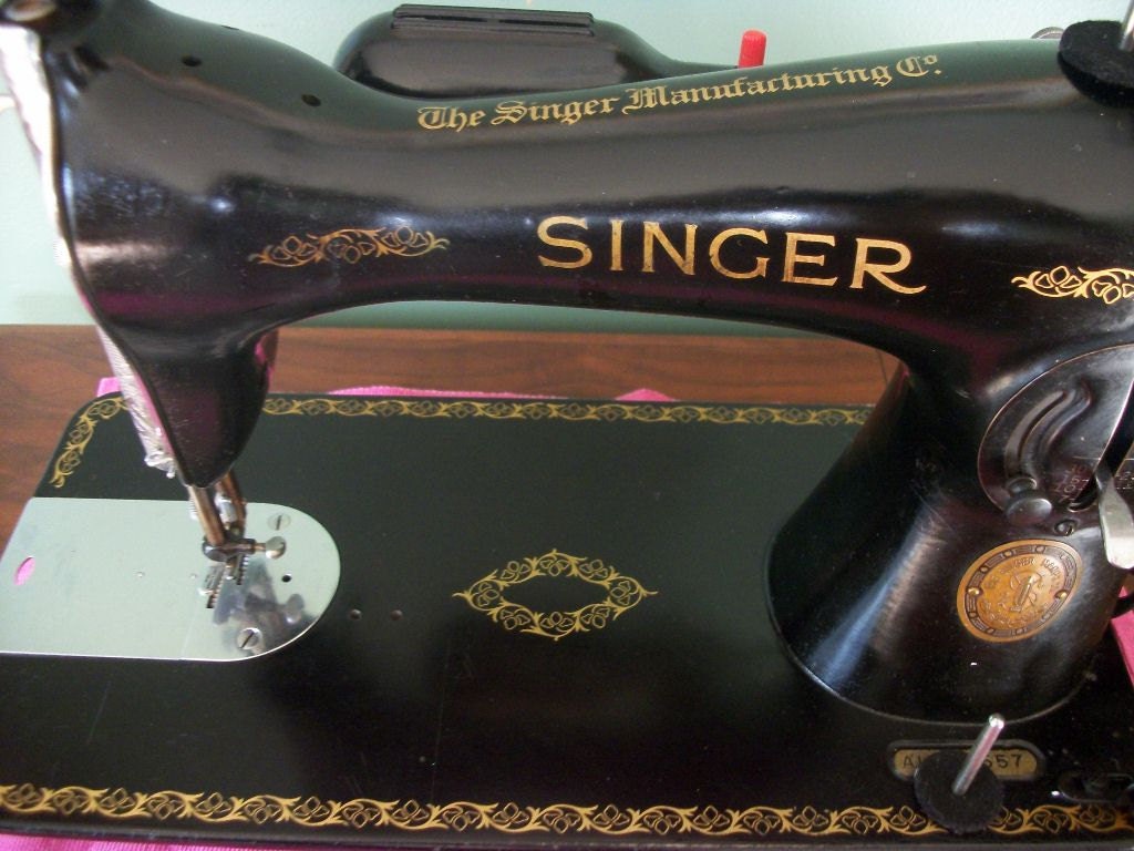 Singer 1591 potted motor sewing machine with manual scroll