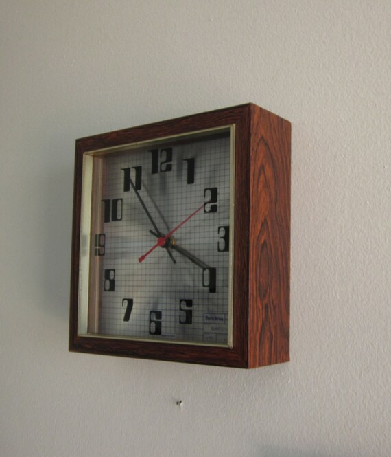 Vintage 1977 verichron quartz wall clock