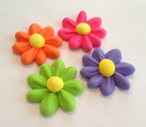 LOT of 100 Royal Icing daisies for Cake Decorating