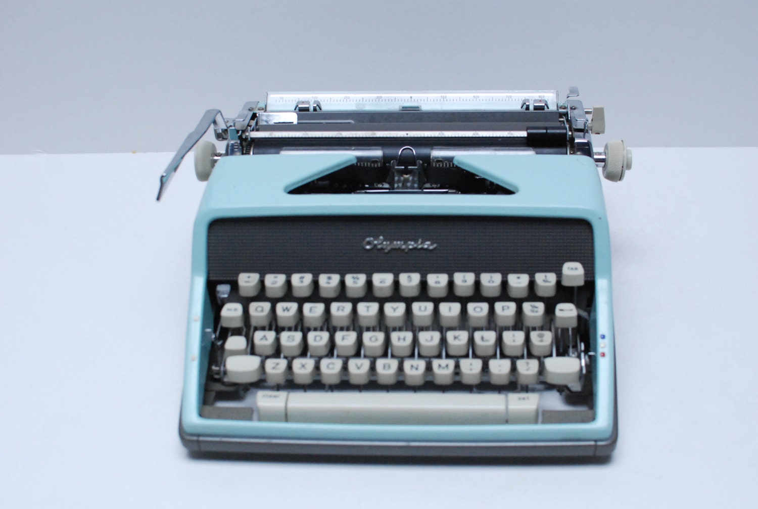 vintage TYPEWRITER Olypmia 60s EGGSHELL blue excellent working