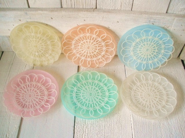 Vintage Disposable Plastic Plates 4