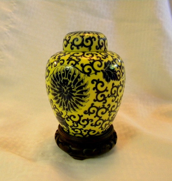 Chinese ginger jar made in Macau with by TreasuresFromTexas