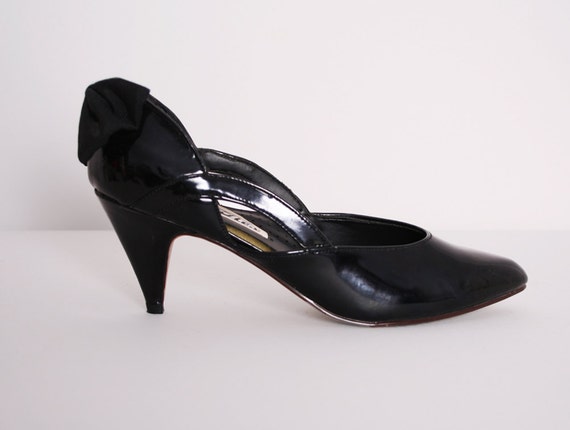 Size 6.5 Black Patent Leather Heels w/ Bows by FancyThatVintage