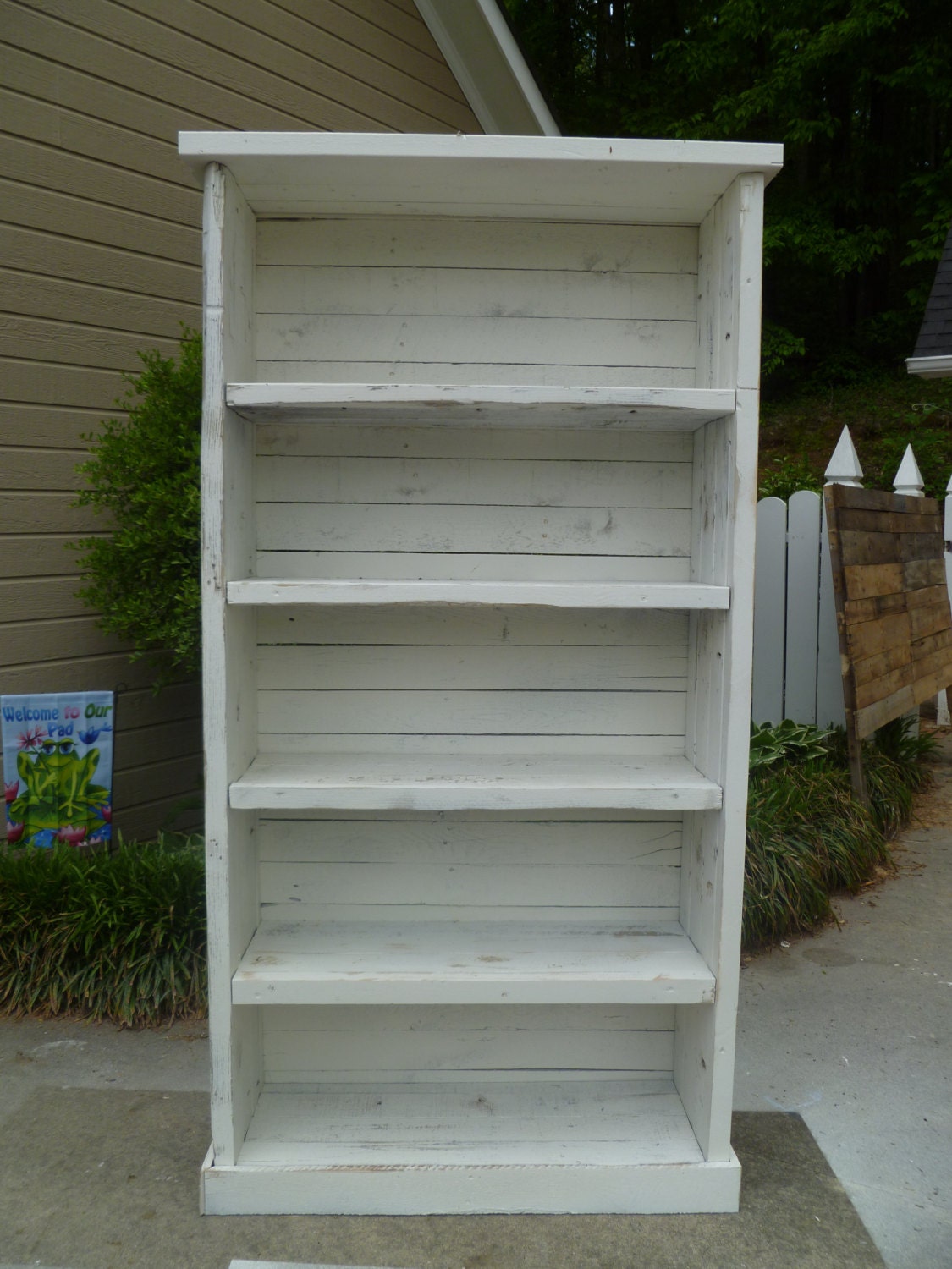 Minimalist Pallet Bookcase for Large Space