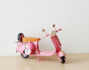 Pink Vespa scooter miniature, vintage, collectible, pink Vepsa scooter, tin and rubber scooter miniature