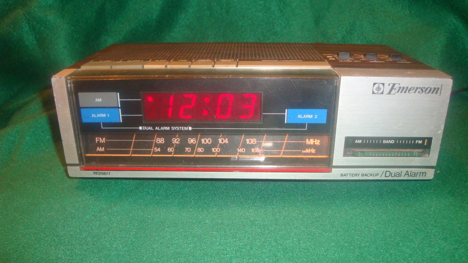 Vintage Emerson AM/FM Dual Alarm Radio Digital Clock Plugin