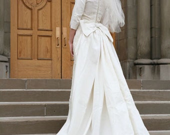 Vintage 1960s Wedding Dress // Lace Wedding Gown / / xs-s with Detachable Train