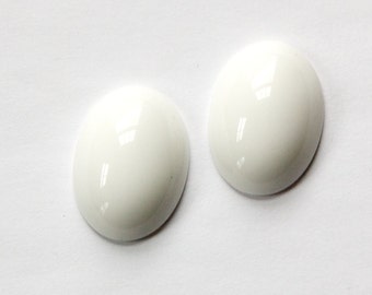 Vintage White Glass Cabochon 25x18mm cab369