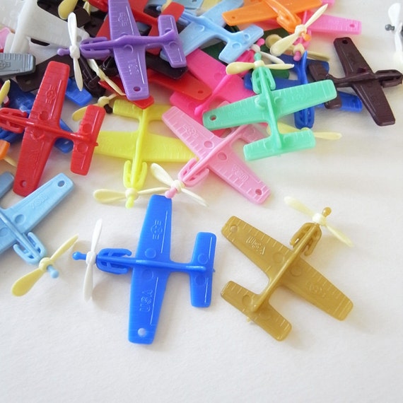 Party bag filler 15 plastic vending retro kitsch airplane plane toys gift tag charm or for fun