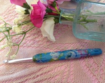 Play Hooky- Hand decorated crochet hook- Aqua Rose. Available in sizes 2mm-6mm.