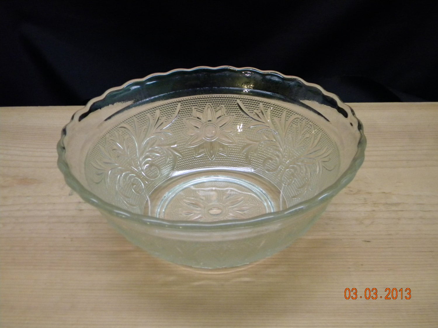 Vintage Glass Serving Bowl Scalloped edges, fruit bowl, salad bowl