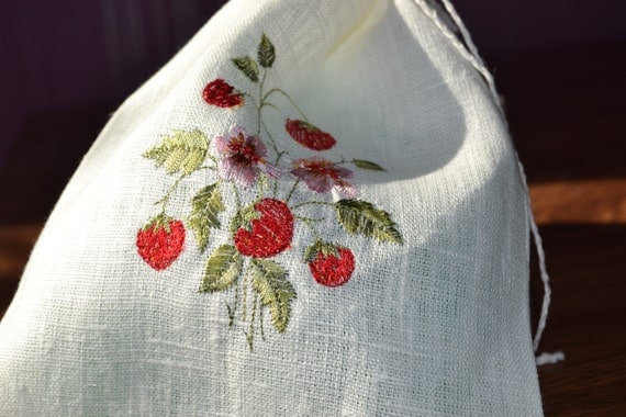 Linen bag with strawberry embroidery