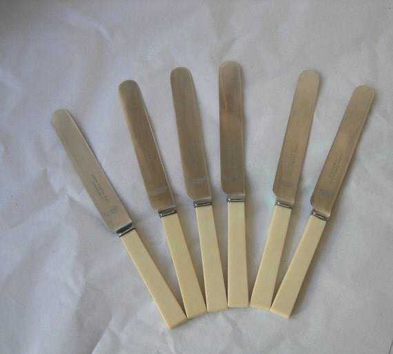 VINTAGE Bakelite Handle KNIVES Small DInner Butter Faux Bone