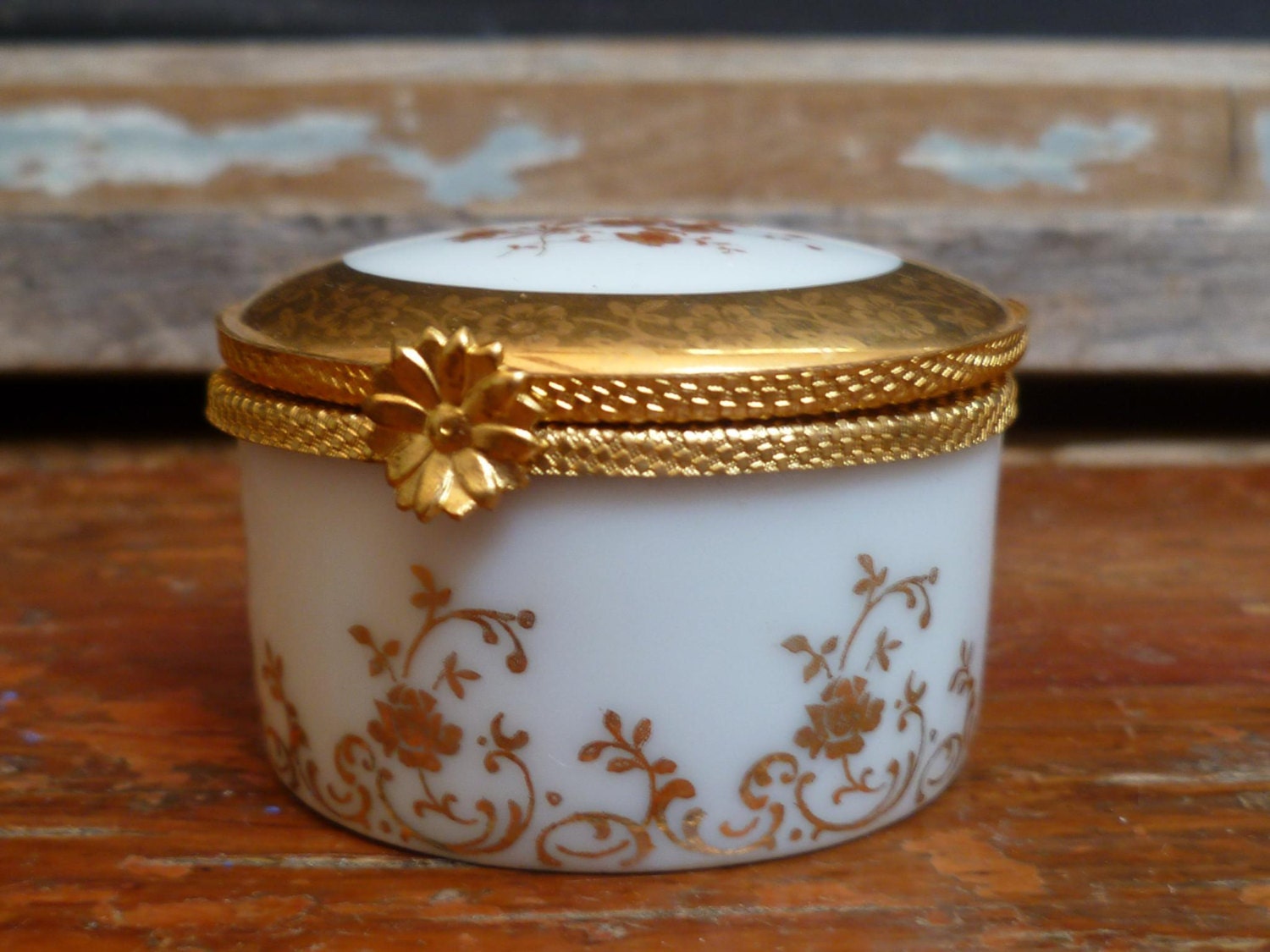 Limoges Porcelain Pill Box Lidded Trinket Dish with real Gold