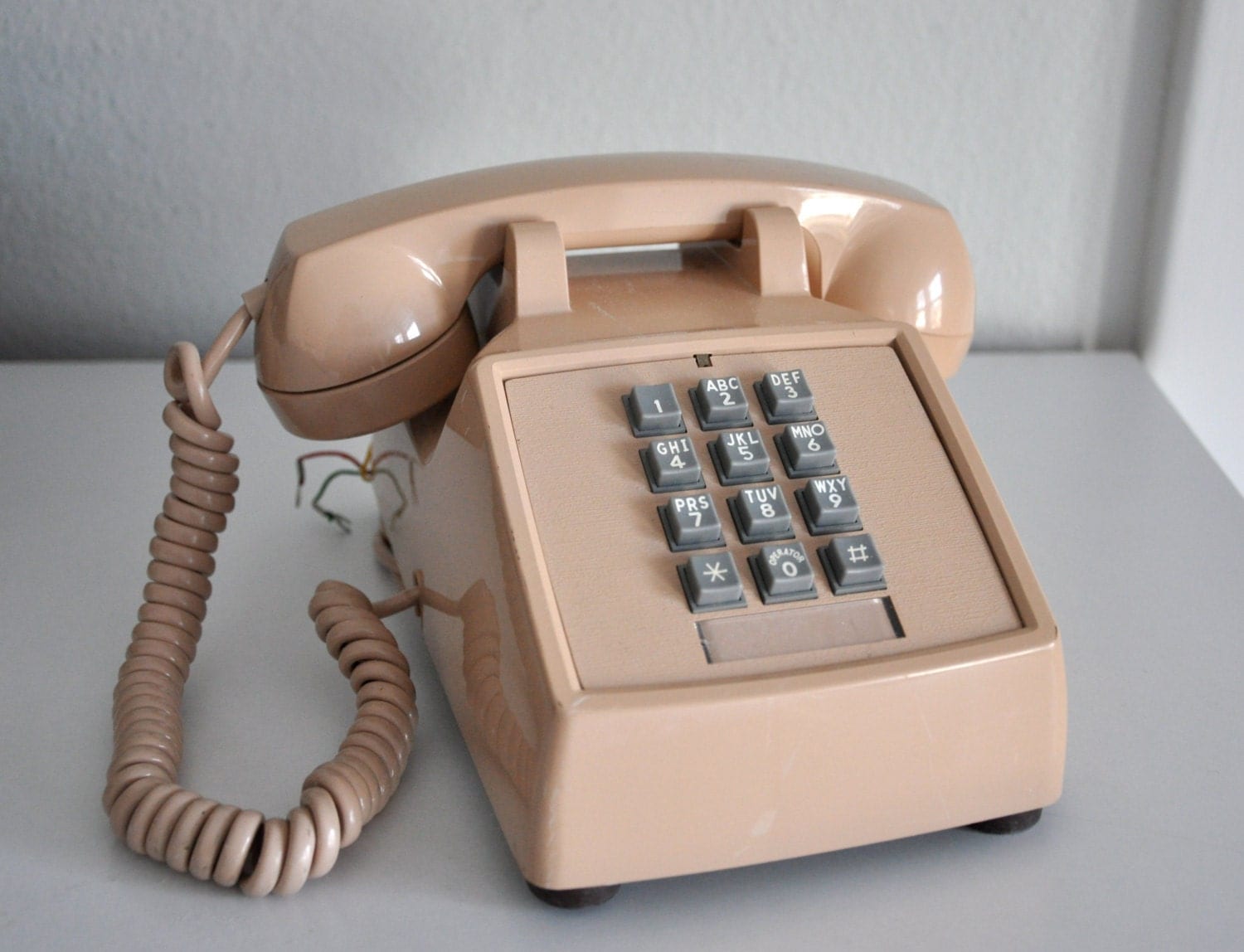 Как сделать стационарный телефон. Телефонный аппарат 1970. Телефон 1970 года. Винтажный телефон. Телефон стационарный в 1999.