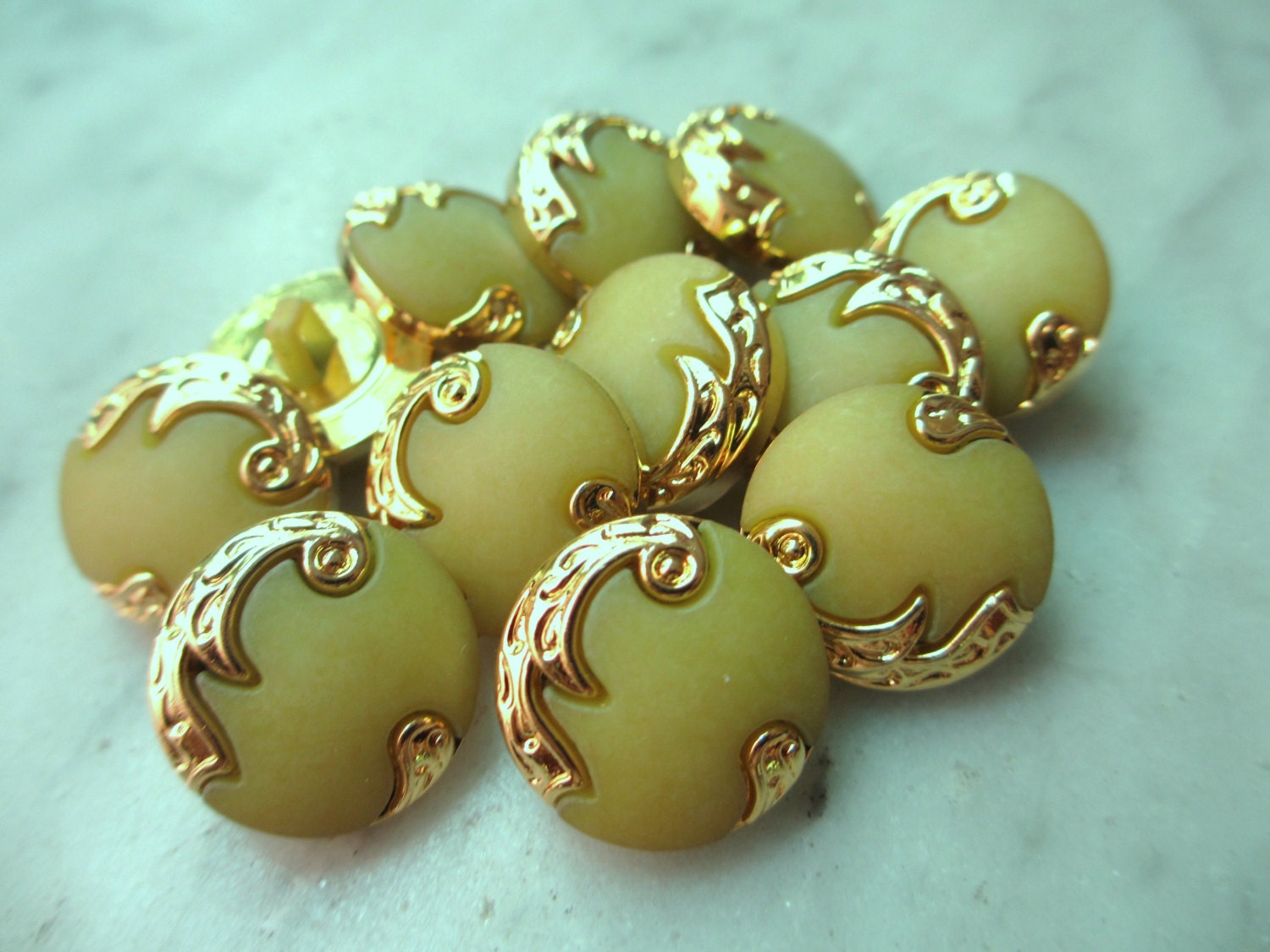 Shank Button Gold Rim 12 Vintage 20mm Light GreenTone and Gold Rim Round Shank Button – Haute ...