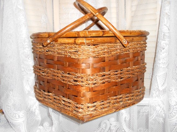 large-vintage-heart-shaped-picnic-basket-wedding-card-holder