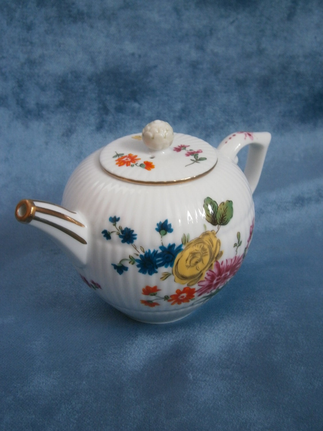 Cute little teapot from Furstenberg. A by VintageLampsAndMore