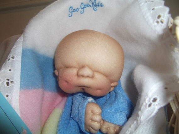 IN BOX 1984 Goo Goo Puppet 1st Edition w/ tag box bassinet