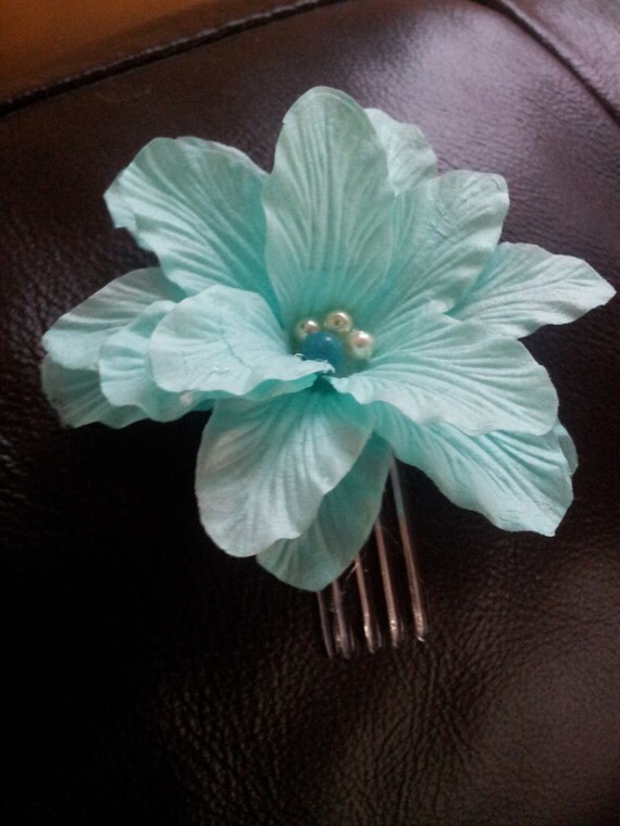 HLC - Shabby chic Ooak hair comb turquoise lily made of paper/fabrique petals and faus pearls