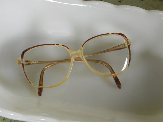 Vintage 70s style women's eyeglasses. Tortoise shell cool.