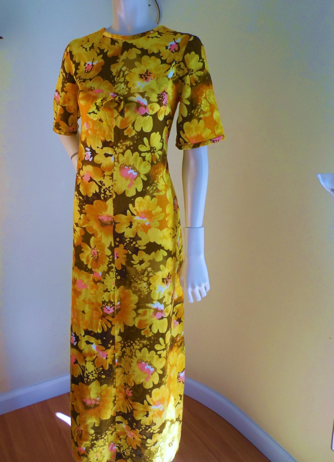 Vintage muumuu hawaiian dress. great condition. polished