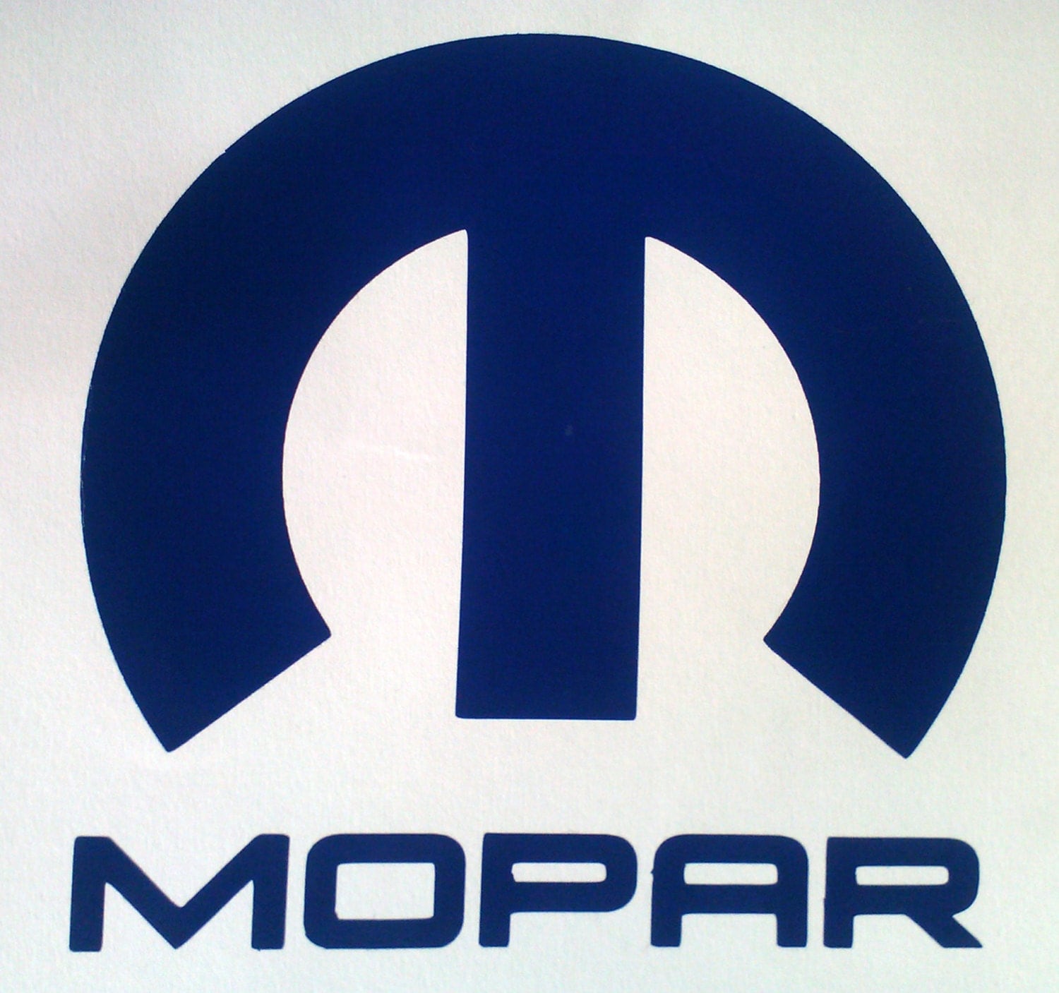 Мопар плюс. Знак мопар. Mopar лого. Красный логотип мопар. Mopar логотип заставка.