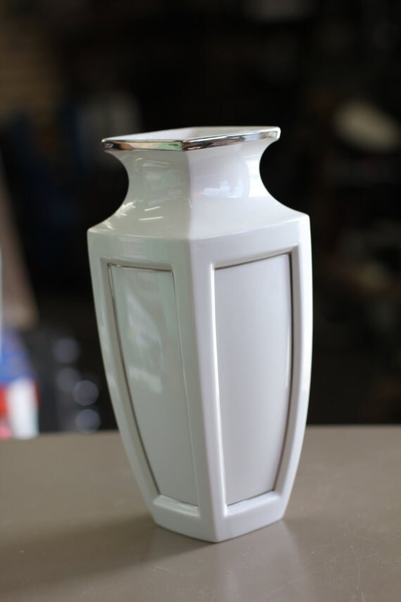 Lenox Dimension II Solitaire White Vase with Gold Trim