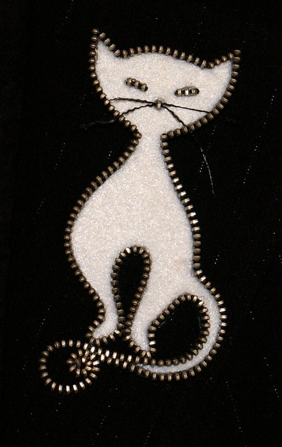 Fermeture à glissière concepteur original de chat blanc et broche à la main