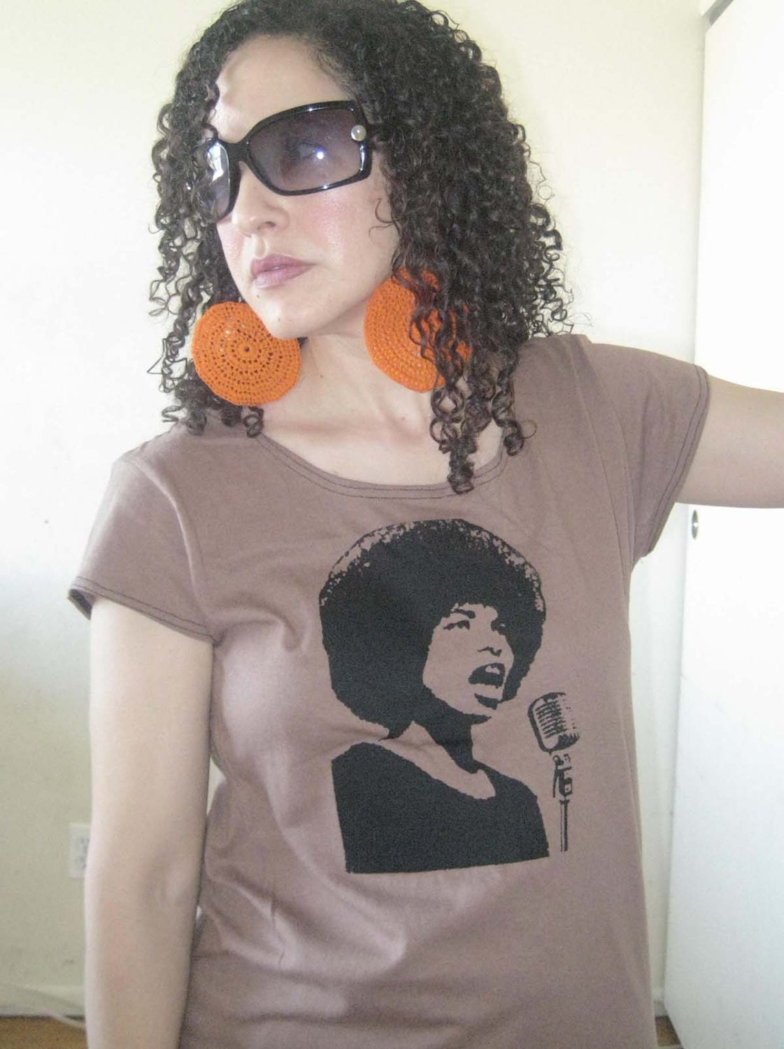 Angela Davis T-Shirt Adult Women LARGE Scoop Neck BROWN