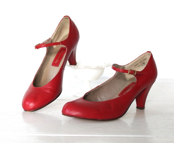 vintage red Capezio shoes. Size 7. Red leather mary janes. 20s