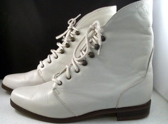 Vintage Off White Leather Boots Size 6.5 by Oldtonewjewels on Etsy
