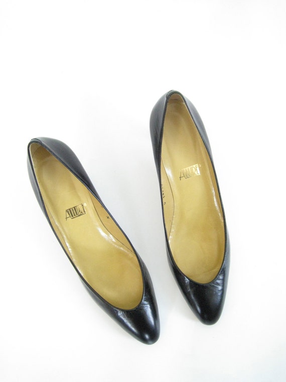 Black Leather Kitten Heel Pumps. Size 9. Made in Spain.