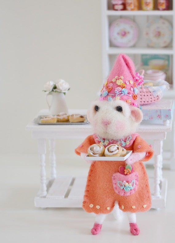 modflowers: needle felted mouse with cinnamon rolls by SweetPetiteShoppe