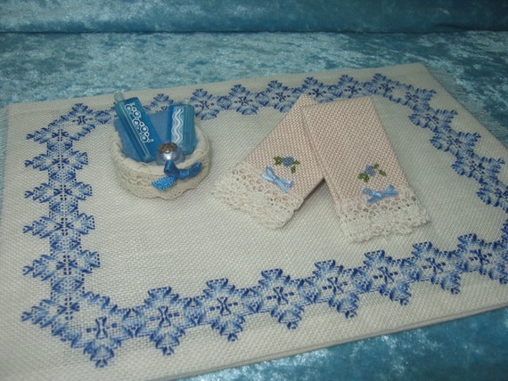 Toallas bordadas a punto de cruz Miniaturas por ArtislunaMiniaturas Toallas bordadas a punto de cruz Miniaturas por ArtislunaMiniaturas