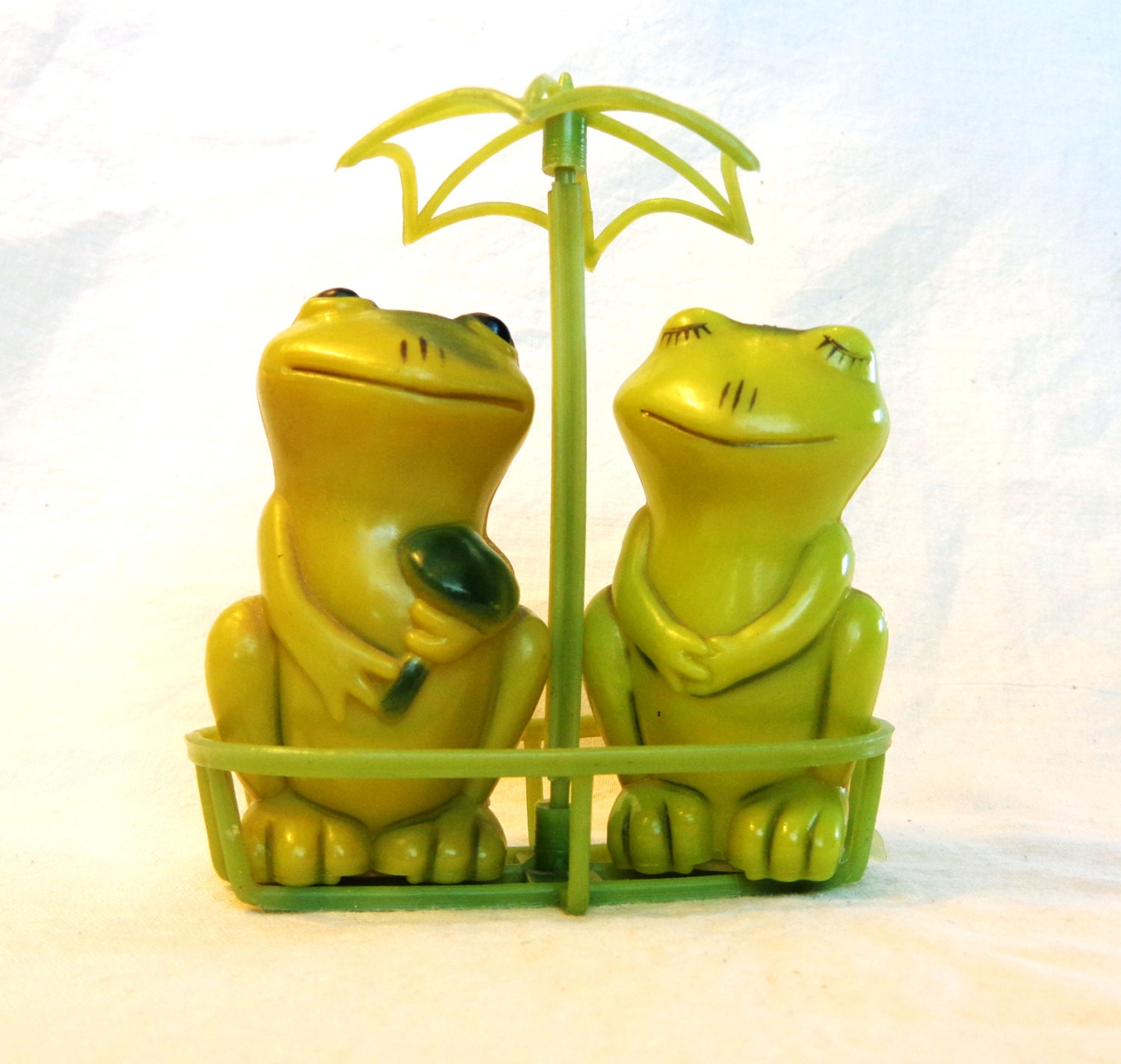 Vintage Frog Salt and Pepper Shaker. Green Spice Shaker Set