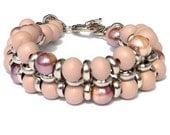 Bracelet with pink glass pearls and powder pink wooden beads. Handcrafted wristband, silver coloured rollo chain, toggle closure (Spotorno)