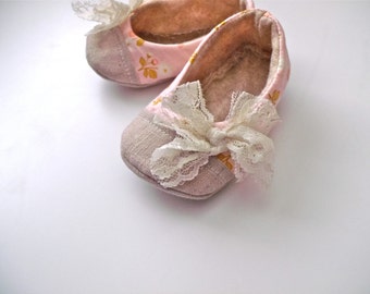 ELLOISE baby girl shoes. Pink and Tan slip on with lace