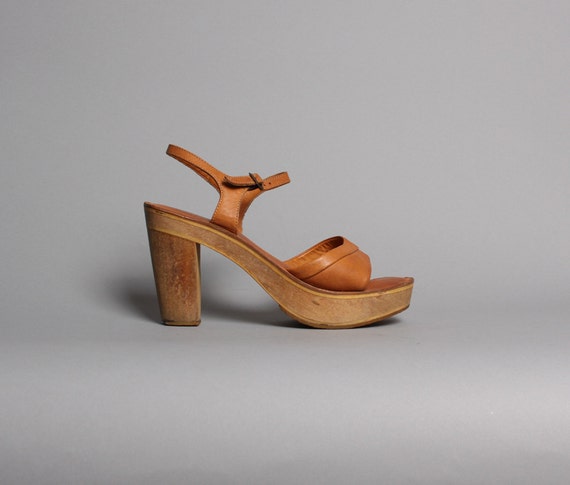 1970s CARAMEL SANDALS / Strappy Open Toe Platform Wood Heels