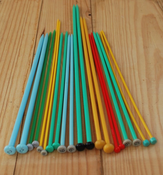 vintage plastic knitting needles set of 10 pairs green blue