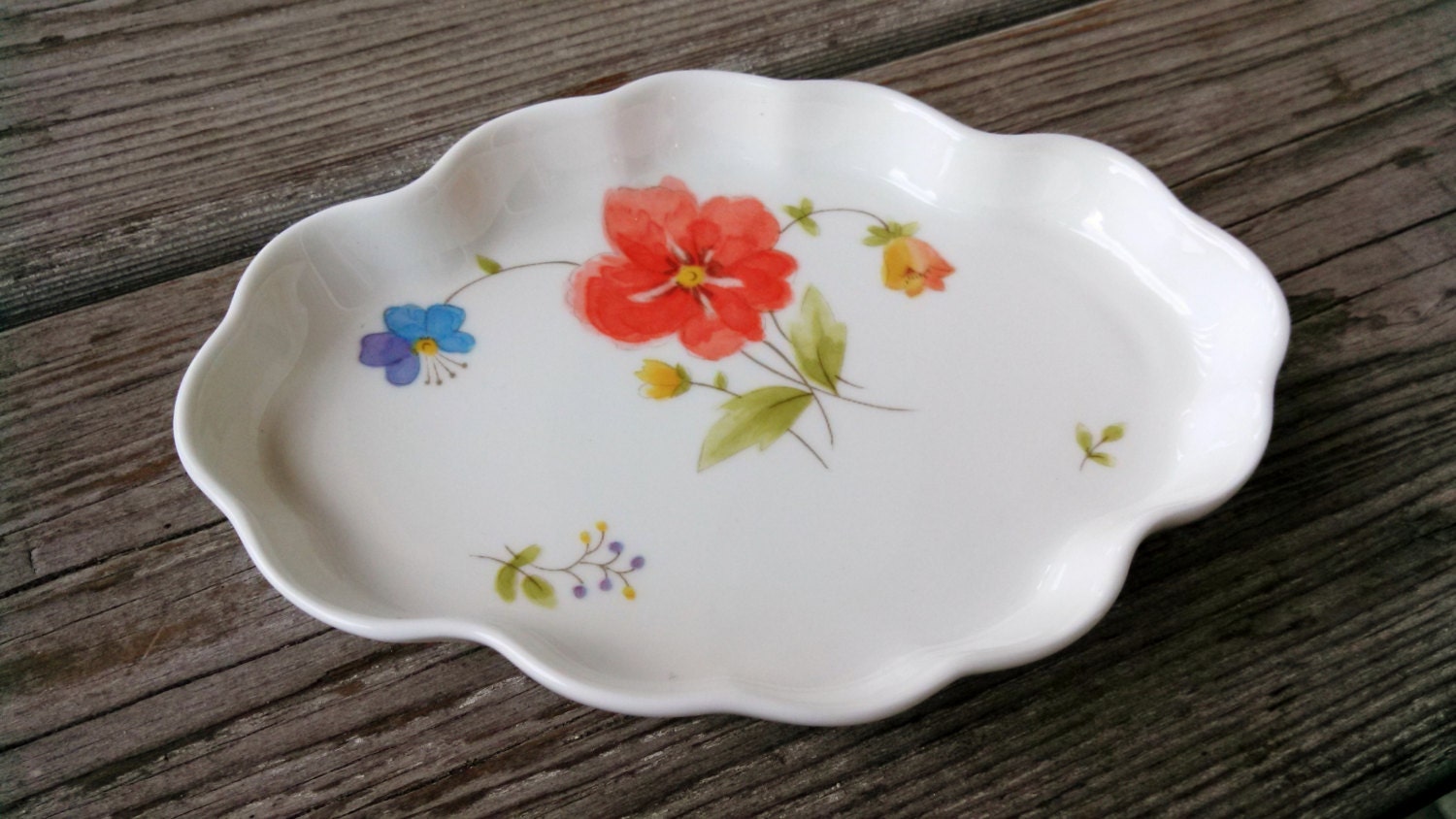 Mikasa Bone China Just Flowers Small Scalloped Dish