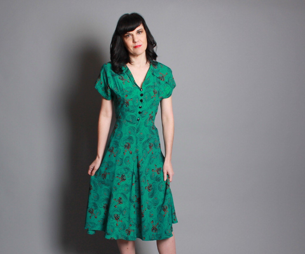 1940s Novelty Print DRESS / BEES & Hives / Kelly by LuckyDryGoods