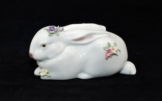 lladro sitting bunny with flowers