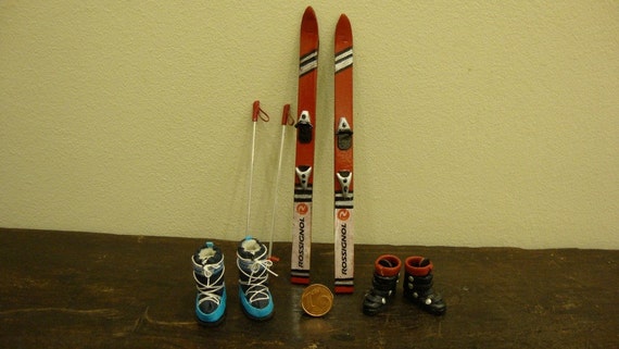 miniature ski figures