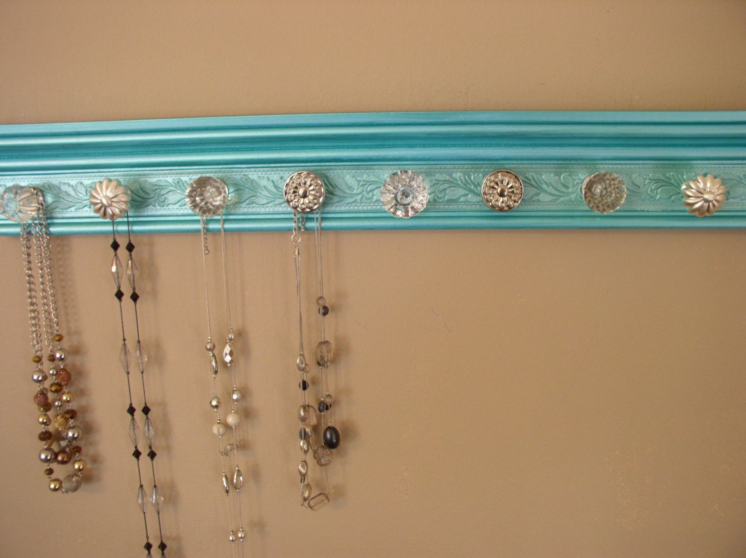 Necklace holder Wall jewelry organizer with 9 decorative knobs