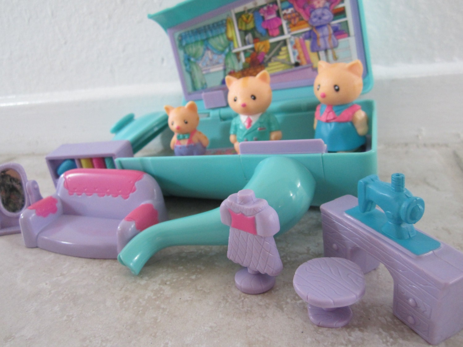 Furry families cat family teapot house 1993 takara