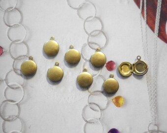 8 Vintage Brass 10mm Round Lockets