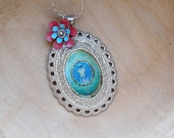 Portrait Flower Necklace medaillon Sky Blue floral Vintage enamel flower