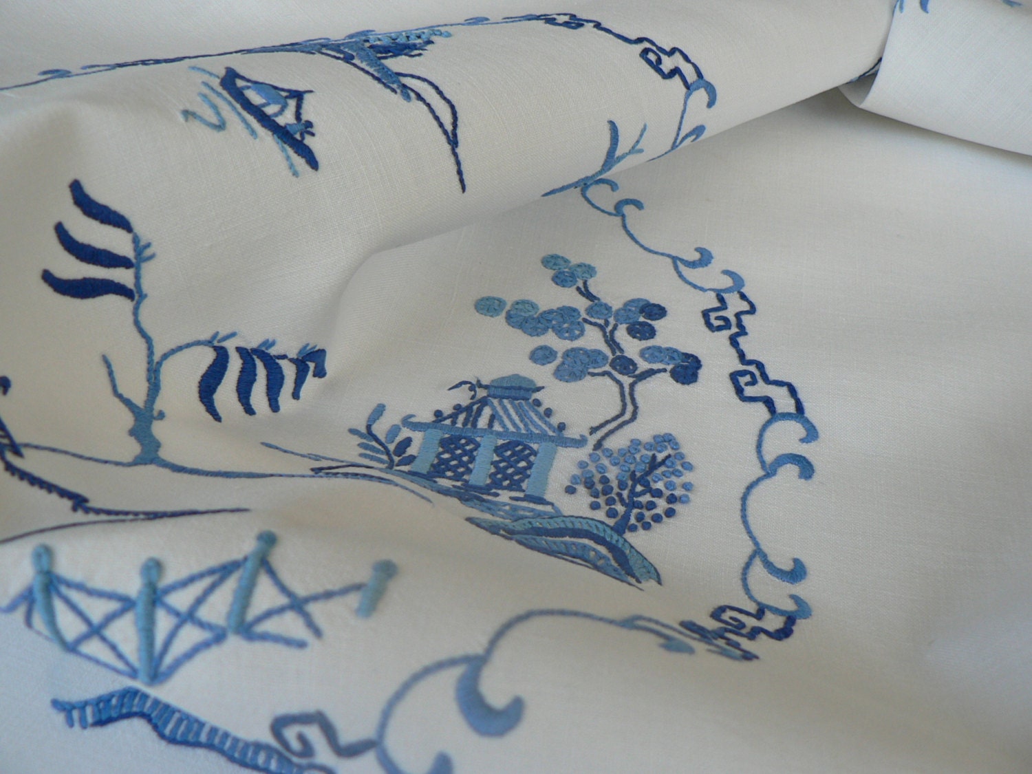 Tablecloth Willow Pattern Embroidery Blue and White