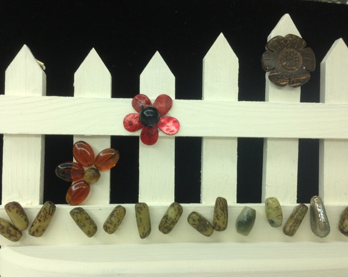 White Picket Fence with Shelf and 4 Pegs for Hanging